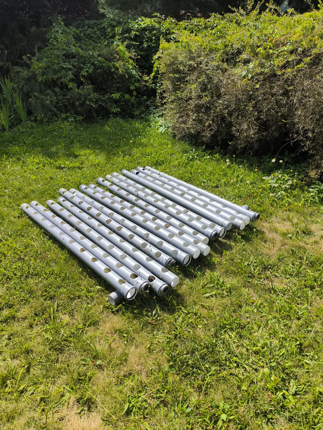 24. 8. — hydroponická ramena sundaná ze stěny a srovnaná na trávě před naložením