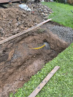 Odkrytá drenáž ve štěrkovém loži — první nečekaná vícepráce.