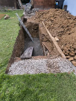 Výkop vyštěrkovaný a připravený k betonáži.