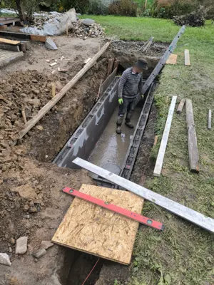 Kontrola bednění před betonáží stěn.