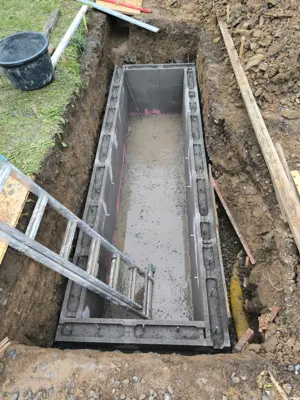 Vyzděná nádrž s betonovým dnem.