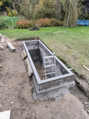 Nádrž s hlubší jímkou pro čerpadlo.
