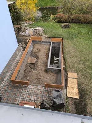 Dřevěný rám a jímka shora.