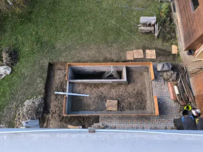 Hotová nádrž s vnitřní jímkou.