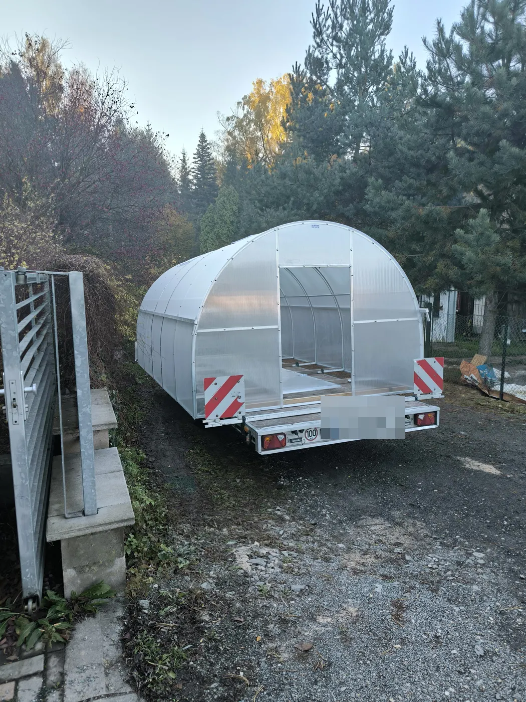 1. 11. ráno: skleník přijel na přívěsu
