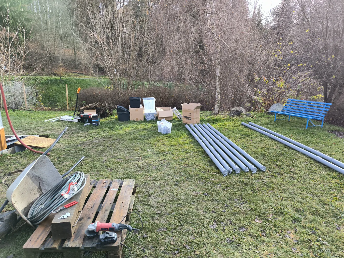 18. 11.: hydroponická ramena a technologie před montáží