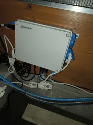 Řídicí jednotka Sensorie na stěně podsady.