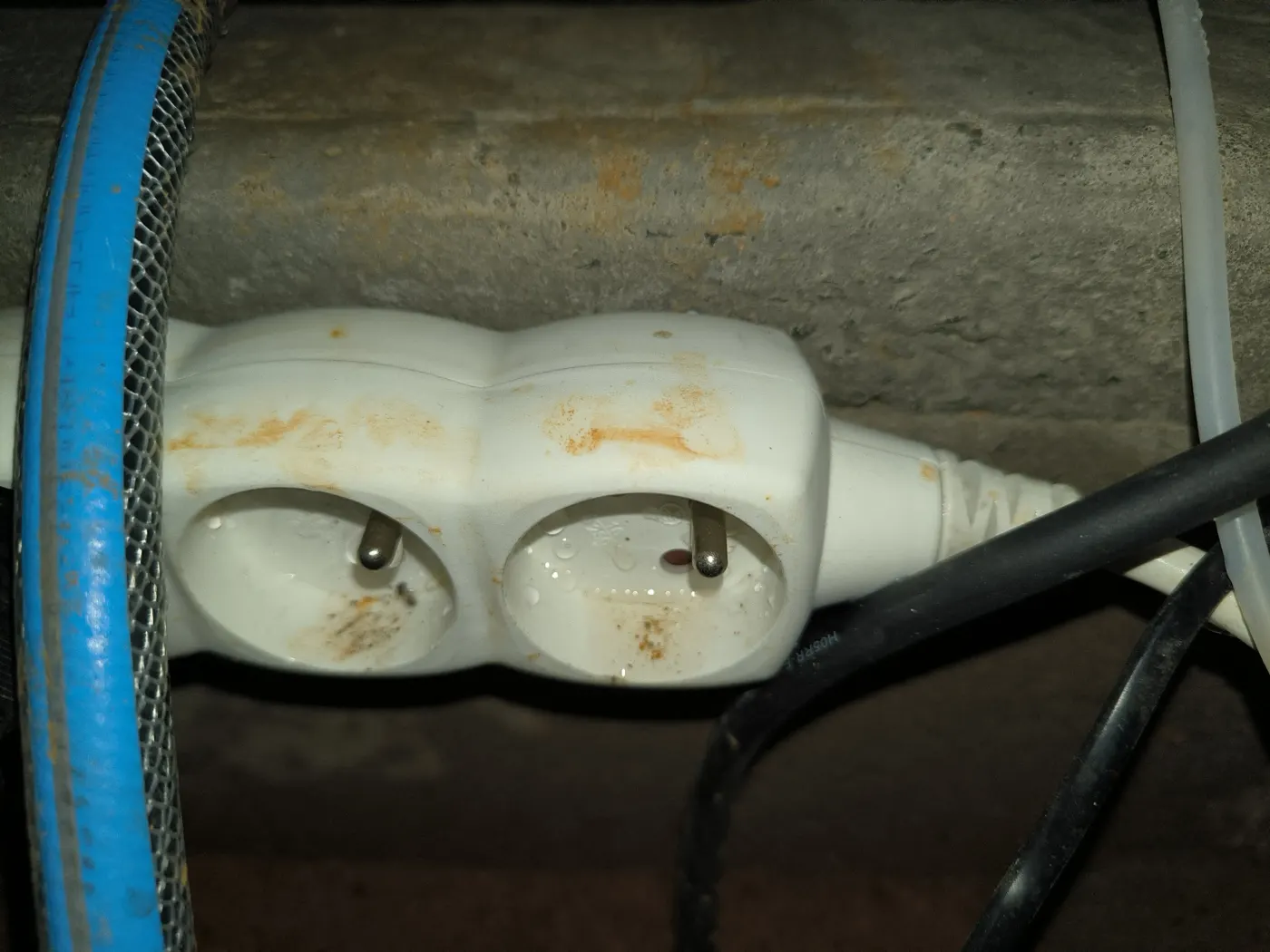 9. 7. — zásuvka dodané instalace se stopami přeteklého roztoku